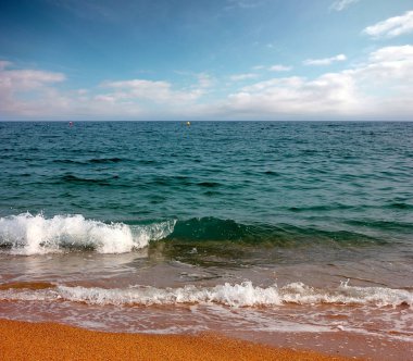 Akdeniz kıyısında güzel kumlu plaj 