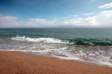 Akdeniz kıyısında güzel kumlu plaj 