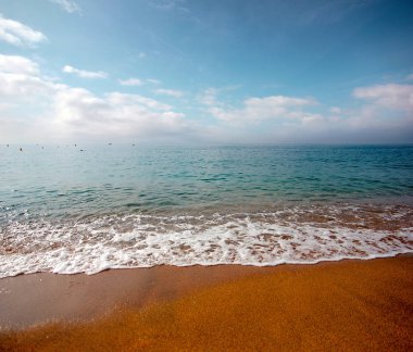 Akdeniz kıyısında güzel kumlu plaj 