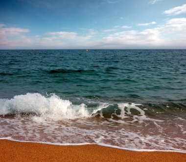 Akdeniz kıyısında güzel kumlu plaj 