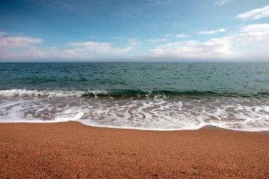 Akdeniz kıyısında güzel kumlu plaj 