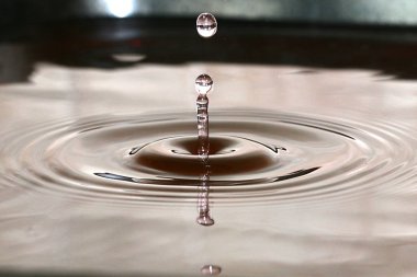 su sıçramalarına ve desenler siyah petrol sıvı damla sonra yüzeyi 