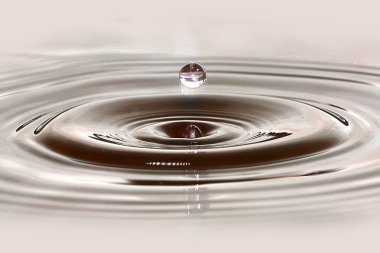 su sıçramalarına ve desenler siyah petrol sıvı damla sonra yüzeyi 