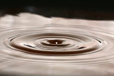 su sıçramalarına ve desenler siyah petrol sıvı damla sonra yüzeyi 