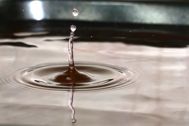 su sıçramalarına ve desenler siyah petrol sıvı damla sonra yüzeyi 