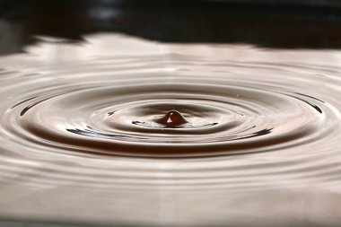 su sıçramalarına ve desenler siyah petrol sıvı damla sonra yüzeyi 