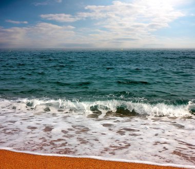 Akdeniz kıyısında güzel kumlu plaj 