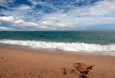 Akdeniz kıyısında güzel kumlu plaj 