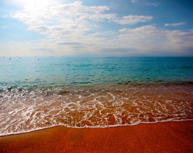 Akdeniz kıyısında güzel kumlu plaj 