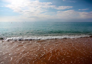 Akdeniz kıyısında güzel kumlu plaj 