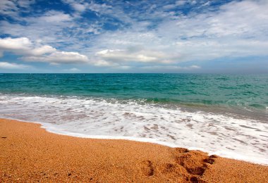 Akdeniz kıyısında güzel kumlu plaj 