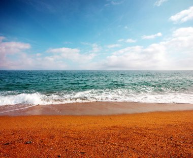 Akdeniz kıyısında güzel kumlu plaj 