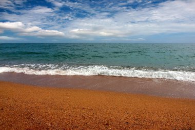 Akdeniz kıyısında güzel kumlu plaj 