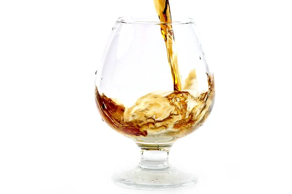 強いアルコール消費のためにグラスに注がれています — ストック写真