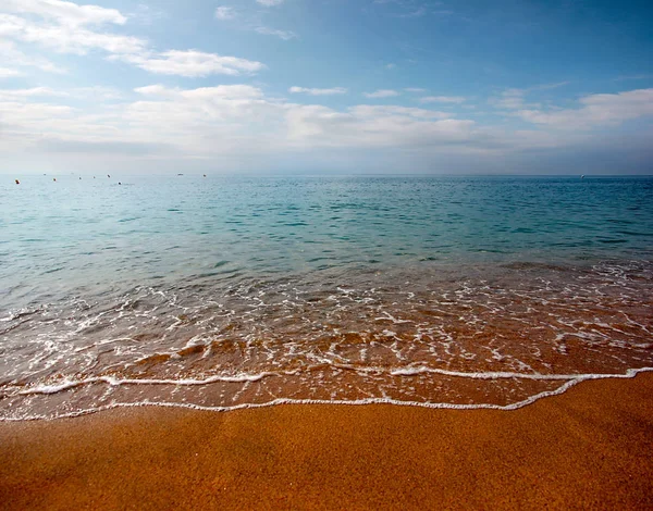 Akdeniz sahil kumlu bir plaj, bir güzel yaz yatay 