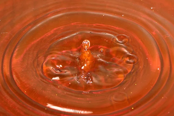 daireler ve suyu bir damla darbe sonrası yüzeyinde desenler 