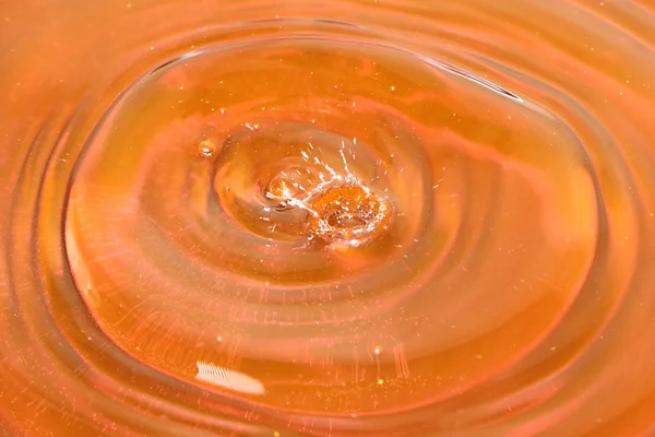 daireler ve suyu bir damla darbe sonrası yüzeyinde desenler 