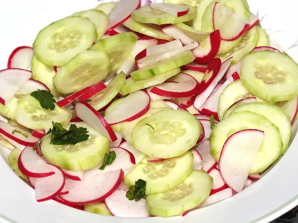 Taze salatalık ve turp salatası hazırlık için düzgün dilimler halinde kesilmiş 