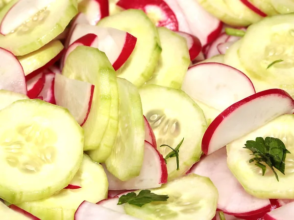 Taze salatalık ve turp salatası hazırlık için düzgün dilimler halinde kesilmiş 