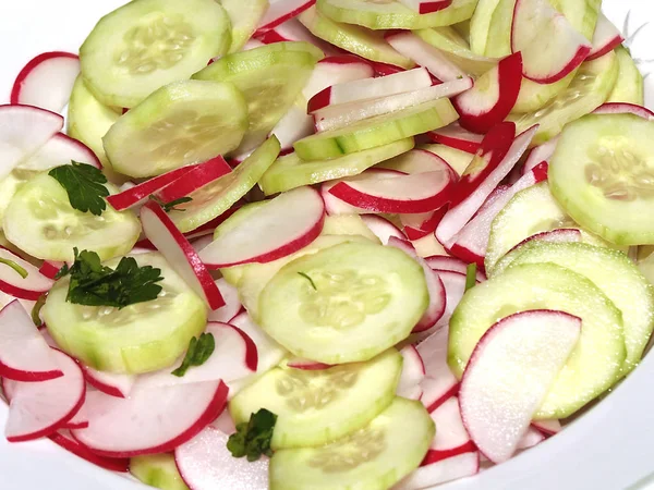Verse Komkommer Radijs Snijd Nette Plakjes Salade Voorbereiding — Stockfoto