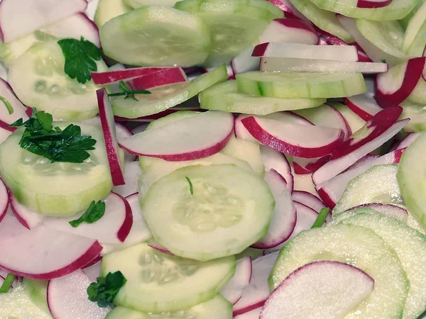 Taze salatalık ve turp salatası hazırlık için düzgün dilimler halinde kesilmiş 