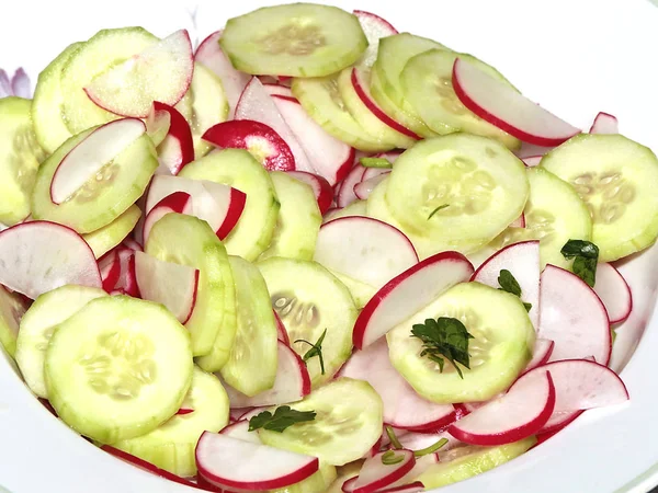 Verse Komkommer Radijs Snijd Nette Plakjes Salade Voorbereiding — Stockfoto