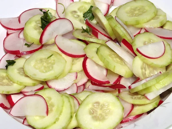 Taze salatalık ve turp salatası hazırlık için düzgün dilimler halinde kesilmiş 