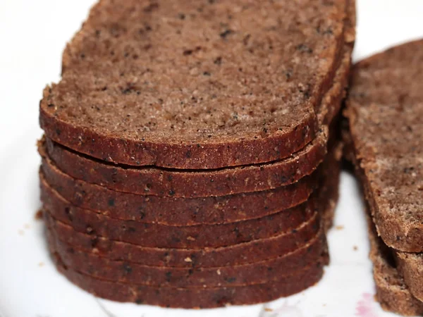 karanlık ekmek yemek için düzgün parçalar halinde kesilmiş 