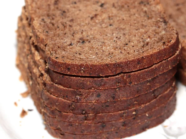 karanlık ekmek yemek için düzgün parçalar halinde kesilmiş 