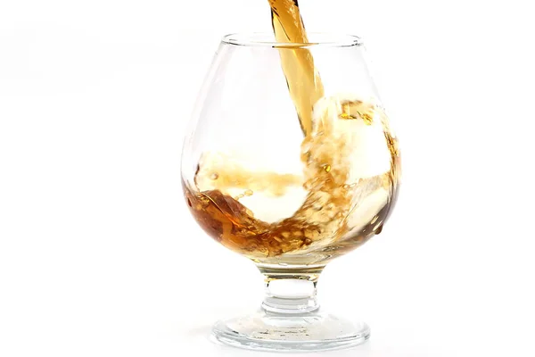 Alkohol Yang Kuat Dituangkan Dalam Gelas Untuk Dikonsumsi — Stok Foto