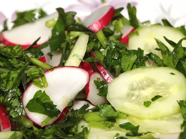 Morceaux Radis Frais Tranches Concombre Mûr Persil Dans Une Assiette — Photo