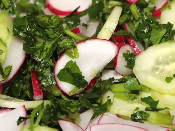 taze turp, dilim Olgun salatalık ve kahvaltı için bir tabak maydanoz parçaları 