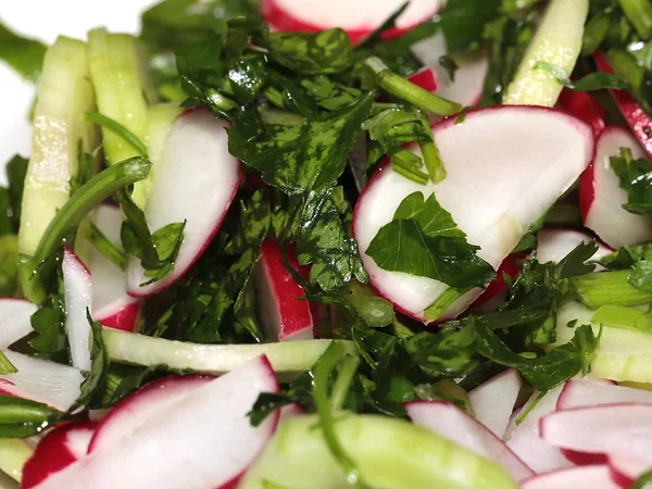 taze turp, dilim Olgun salatalık ve kahvaltı için bir tabak maydanoz parçaları 