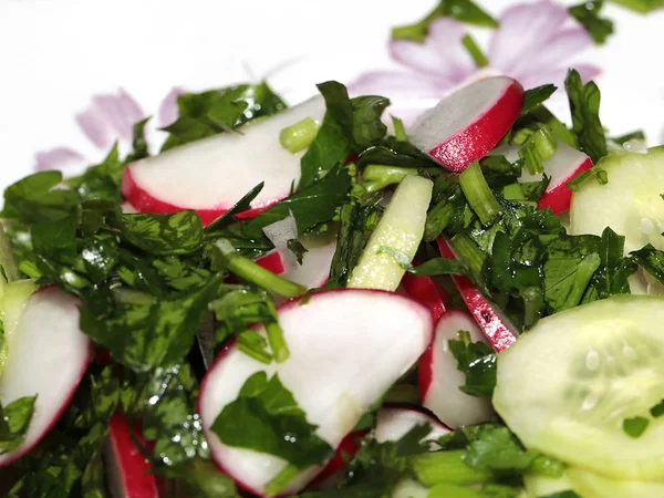 taze turp, dilim Olgun salatalık ve kahvaltı için bir tabak maydanoz parçaları 