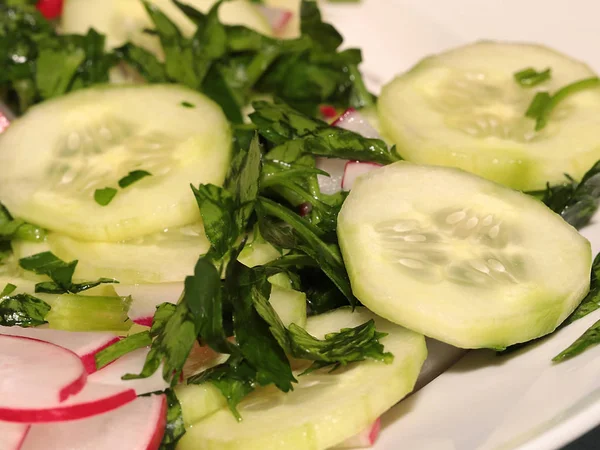 taze turp, dilim Olgun salatalık ve kahvaltı için bir tabak maydanoz parçaları 