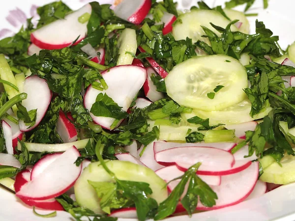 Stukken Van Verse Radijs Plakjes Rijpe Komkommer Peterselie Een Bord — Stockfoto