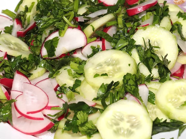 taze turp, dilim Olgun salatalık ve kahvaltı için bir tabak maydanoz parçaları 