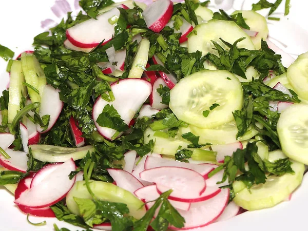 taze turp, dilim Olgun salatalık ve kahvaltı için bir tabak maydanoz parçaları 