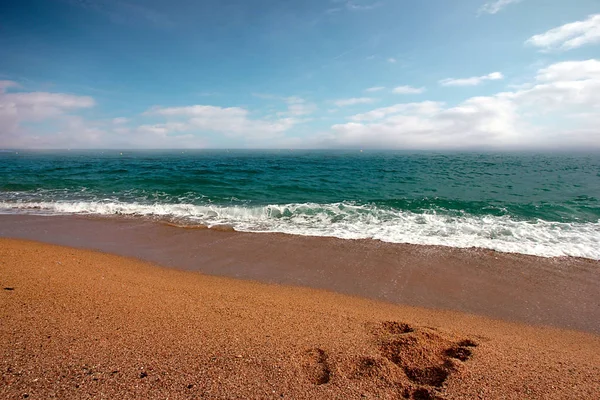 Akdeniz kıyısında güzel kumlu plaj 
