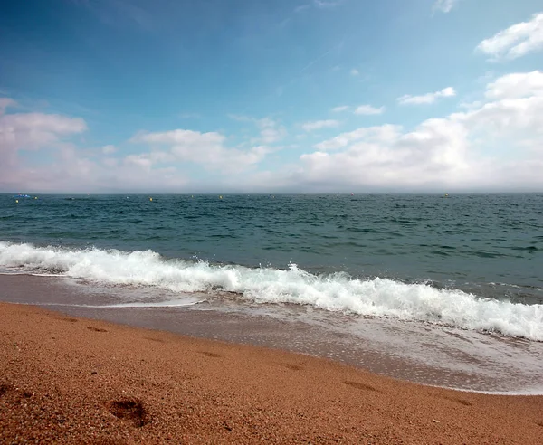 Akdeniz kıyısında güzel kumlu plaj 