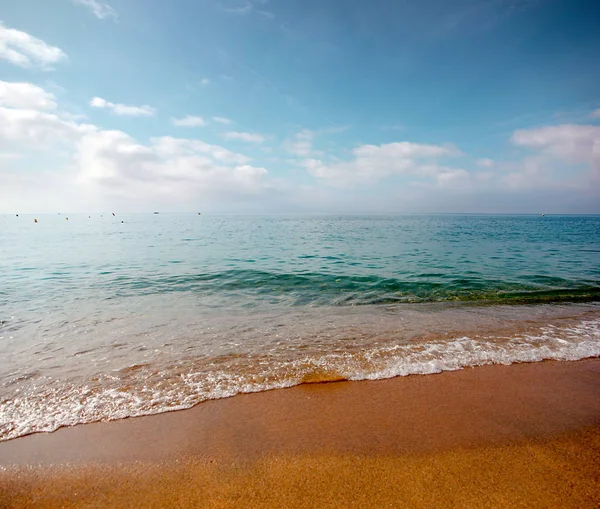 Akdeniz kıyısında güzel kumlu plaj 