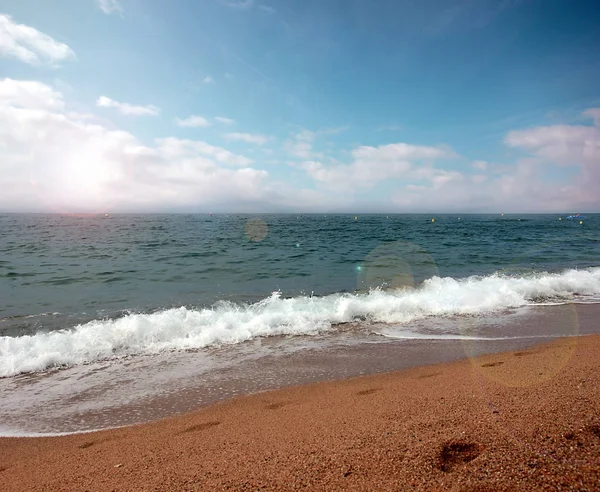 Akdeniz kıyısında güzel kumlu plaj 
