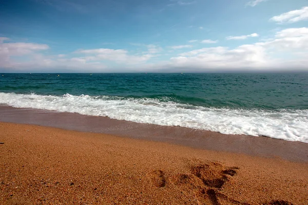 Akdeniz kıyısında güzel kumlu plaj 