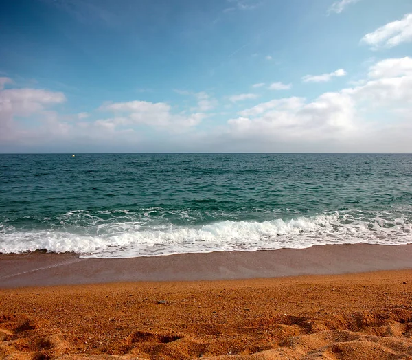Akdeniz kıyısında güzel kumlu plaj 