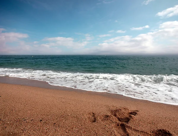 Akdeniz kıyısında güzel kumlu plaj 