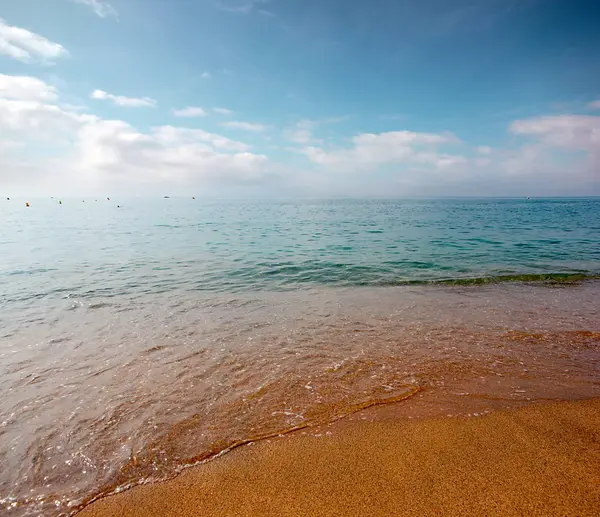 Akdeniz kıyısında güzel kumlu plaj 