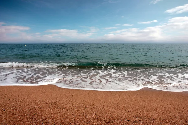Akdeniz kıyısında güzel kumlu plaj 