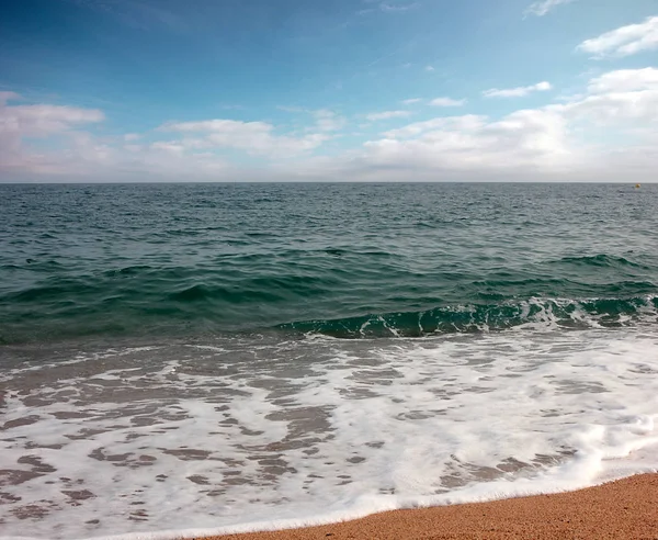 Akdeniz kıyısında güzel kumlu plaj 