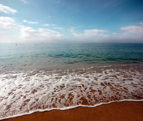 Akdeniz kıyısında güzel kumlu plaj 