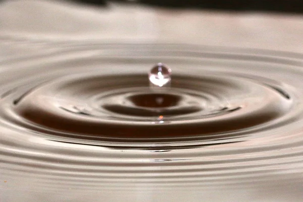 su sıçramalarına ve desenler siyah petrol sıvı damla sonra yüzeyi 